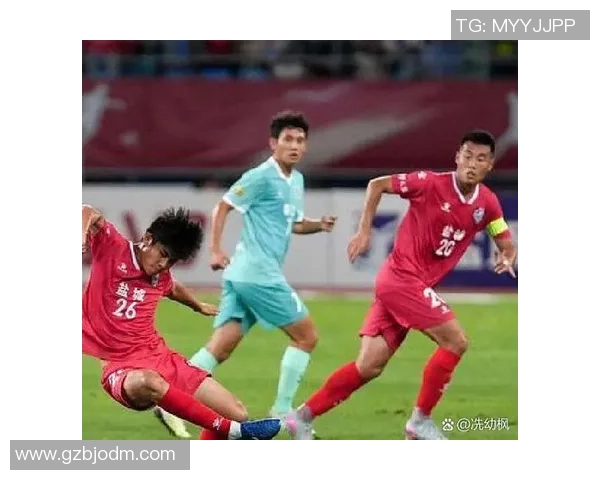 男足球明星在比赛中意外被对手绊倒引发热议球迷热情高涨 男足球明星在比赛中意外被对手绊倒引发热议球迷热情高涨