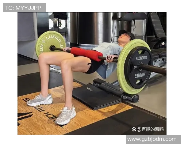 足球明星与女生卷腹训练的完美结合展现力量与美丽的瞬间 足球明星与女生卷腹训练的完美结合展现力量与美丽的瞬间